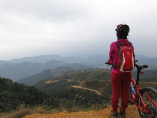 骑行者眺望远方山峦