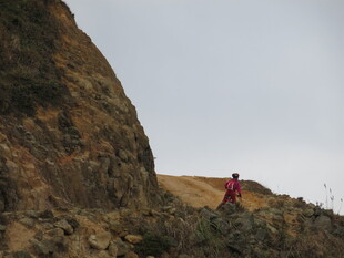 徒步者攀登崎岖山石