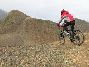 山地骑行者穿梭山间