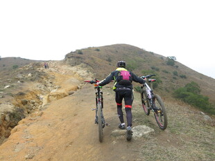 山地骑行者推车攀登陡坡