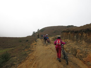 山地骑行者沿小道前行