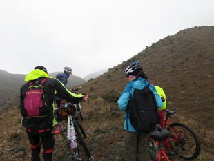 山地骑行者在山间交流