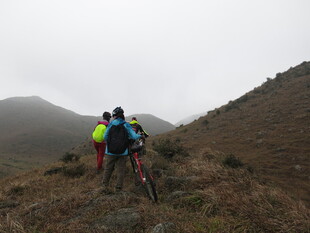 骑行者在山间的探索之旅