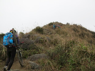徒步者攀登崎岖山坡