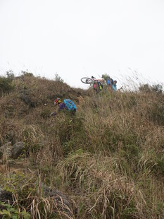 户外徒步者攀登草坡