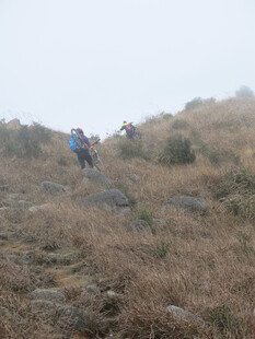 两人在山间徒步前行