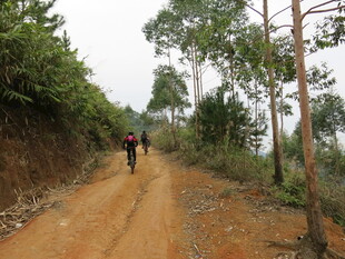 山间土路骑行者