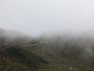 山间云雾缭绕的秀丽景致