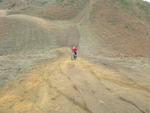 徒步者独行于荒野之路