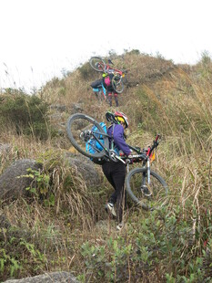 山地骑行者扛车艰难爬坡