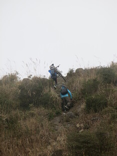 两人徒步攀登山间小道