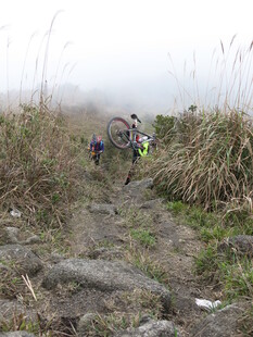 雾中徒步者穿行于荒野小径