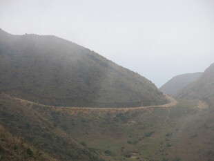 山间云雾缭绕的蜿蜒公路