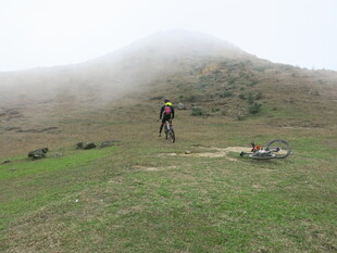 山间徒步者身处云雾草地