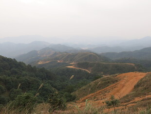 山间蜿蜒新路景