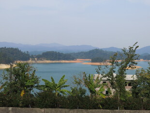 湖畔风光远眺青山绿水