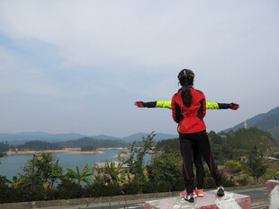 骑行者于美景中舒展双臂