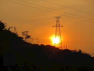 夕阳下的输电塔