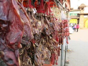 街头悬挂的诱人腊味