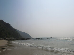 宁静海滩与远山的美丽景致