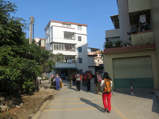 街道上行人往来的日常场景