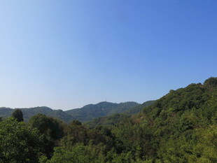 青山蓝天间的自然美景