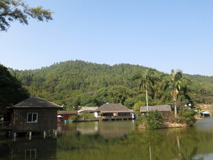 湖畔小屋 青山绿水间风光