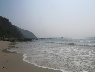 宁静海滩 海浪轻拍沙滩