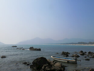 海边孤舟 宁静的海洋景致