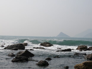 海边礁石与翻涌海浪