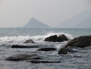 海边礁石与翻涌海浪