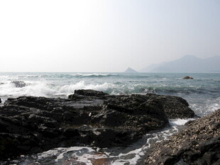 海边礁石 海浪轻拍之景