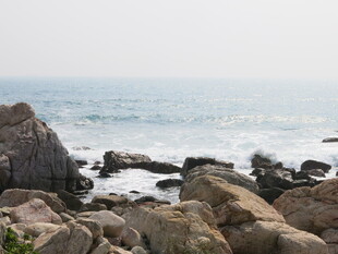 海边嶙峋礁石与壮阔海景