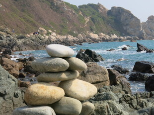 海边堆叠的圆润鹅卵石