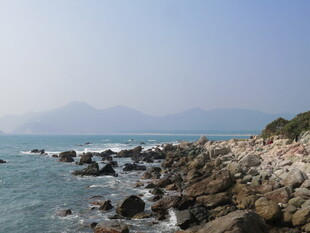 海边嶙峋礁石与辽阔海景