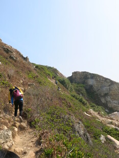 两人徒步山间小道