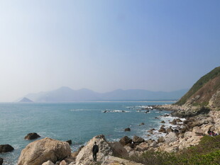 海边岩石与远处山峦美景