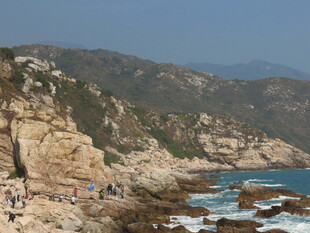 海岸边的嶙峋山石与大海
