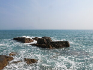 海浪拍击礁石海景图