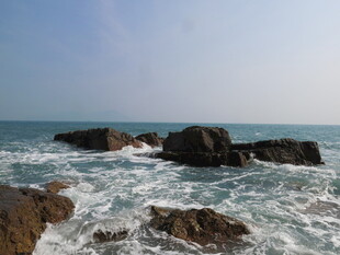 海浪拍击礁石的海边景致