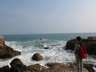 海边徒步者 赏波涛与礁石