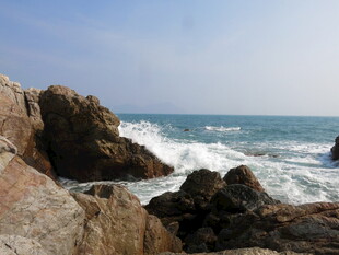 海边嶙峋礁石与翻涌海浪