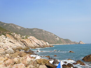 海边嶙峋礁石与湛蓝海水