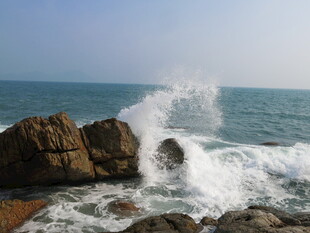 海浪拍击礁石的壮美瞬间