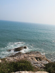 海边礁石与翻涌海浪