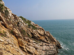 海边嶙峋峭壁美景