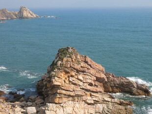 海边嶙峋岩石景观