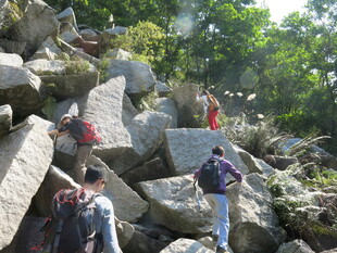 户外石间徒步者