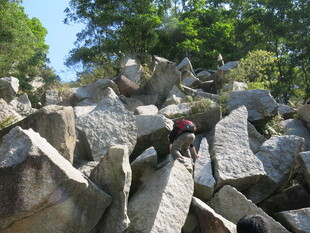 攀岩者在巨石间挑战自我