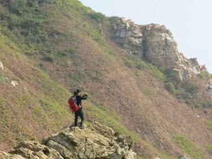 攀登者屹立于险峻山巅